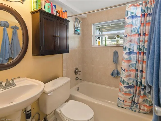 Full bathroom featuring toilet, sink, and shower / bath combo