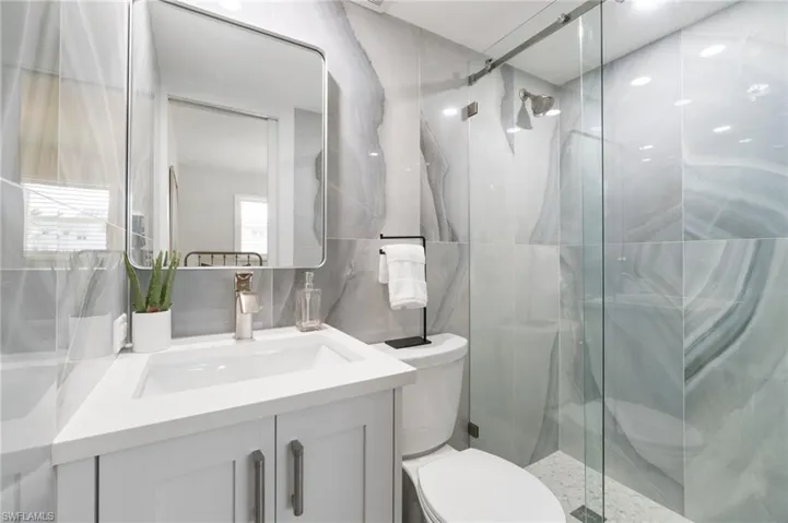 En-suite guest bath