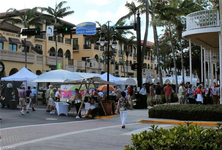 A short drive to Fifth Avenue/Olde Naples.