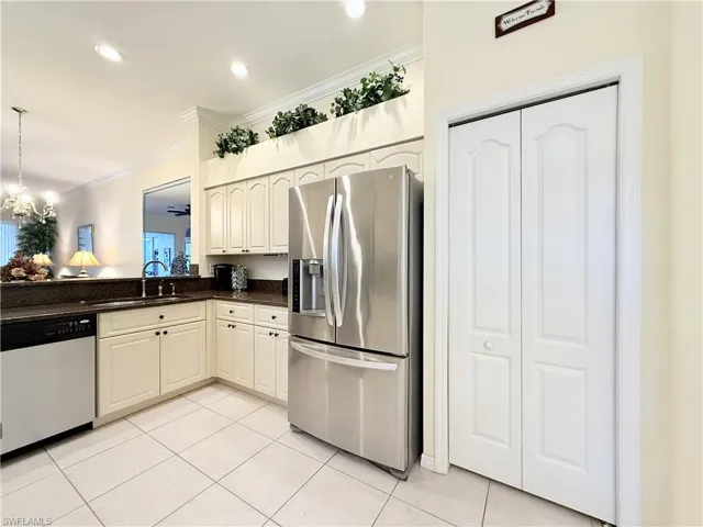 Kitchen with SS Appliances, Granite Countertops and Pantry