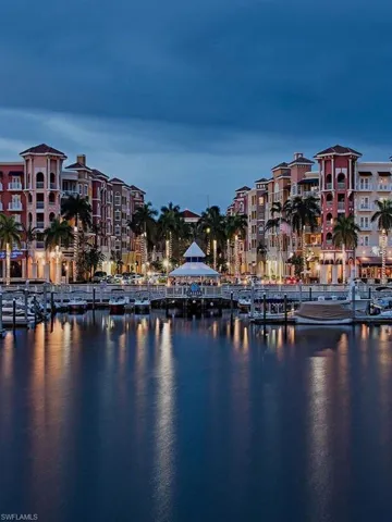 Wonderful shops and restaurants on the water