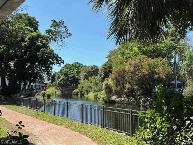 600  Neapolitan  WAY, Naples, FL 34103