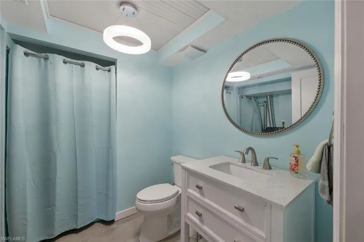 Half bathroom in the 1st floor