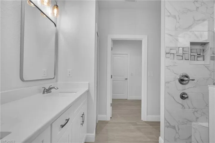 Ensuite w/ Tiled Walk In Shower