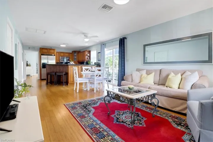 370  Leawood  CIR, Naples, FL 34104