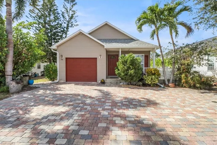 370  Leawood  CIR, Naples, FL 34104