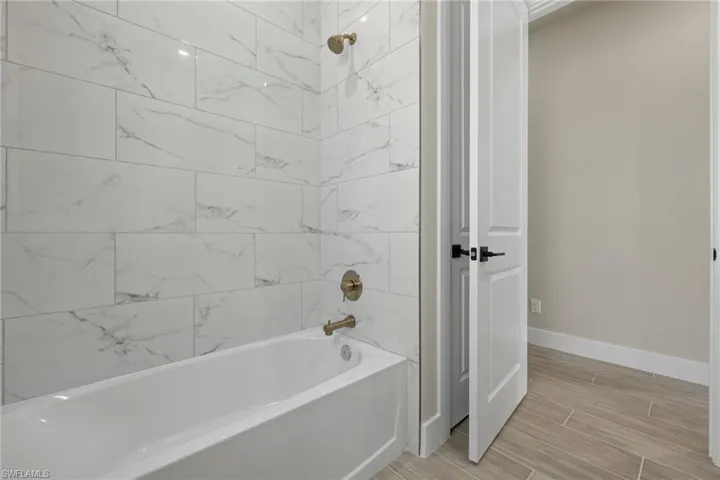Bathroom with tiled shower / bath combo