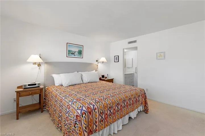 This is a 2nd floor condo