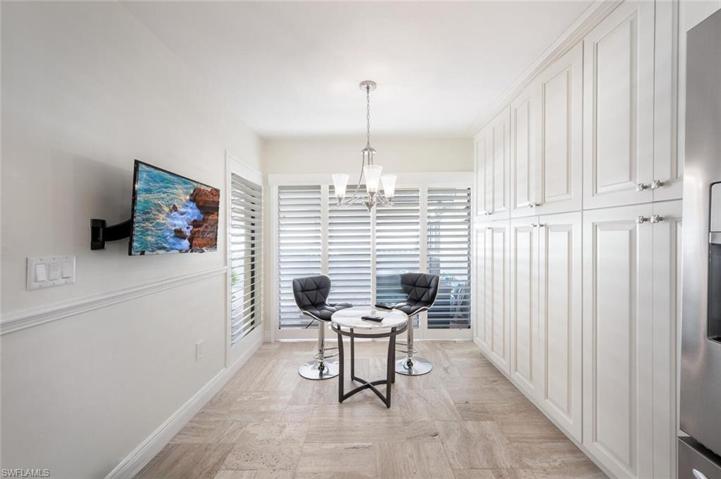Eat-In w/Built-In Pantry