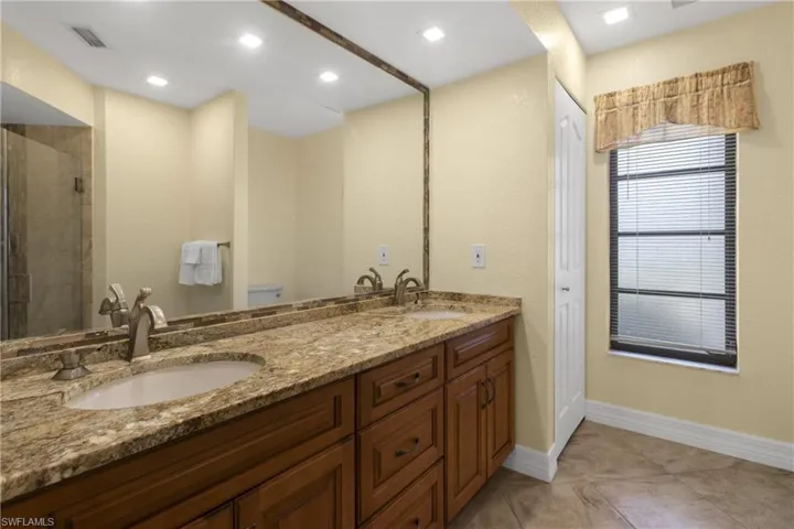 Hall bath near guest BRs