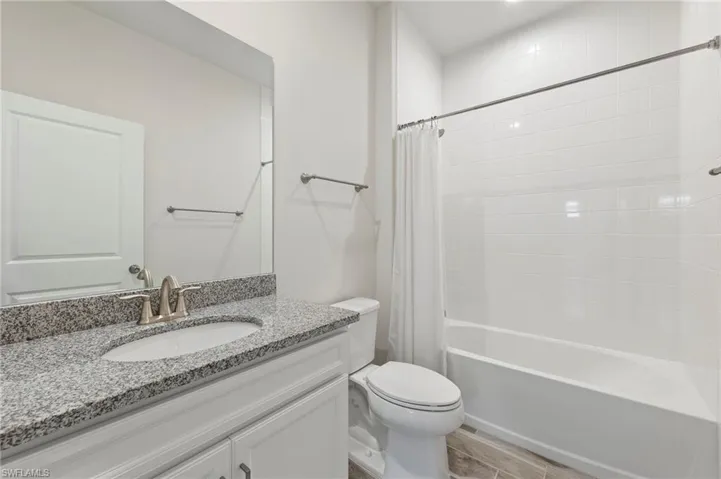 10271  Bonavie Cove  DR, Fort Myers, FL 33966