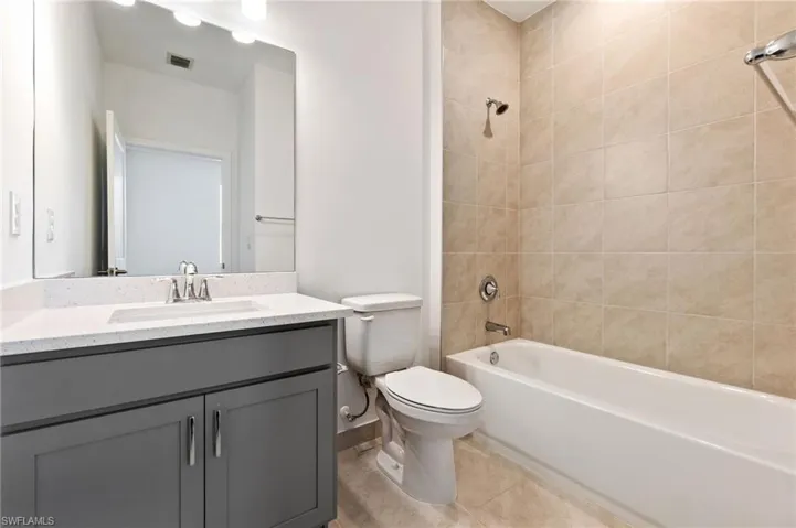 Ensuite bath to 2nd bedroom