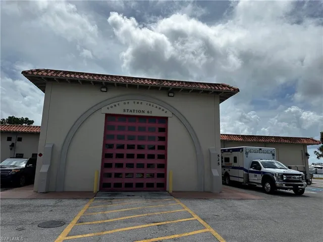 525  Newport  DR, Naples, FL 34114