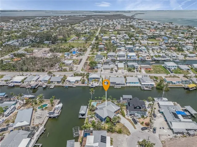 In a fantastic location to enjoy the city with easy access to local dining, shopping and so much more!