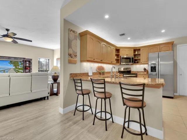 Kitchen w/ Breakfast Bar