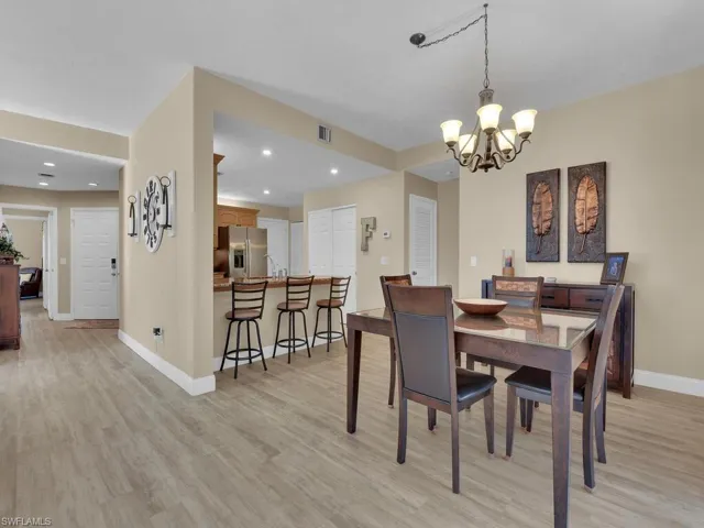 Dining Area & Breakfast Bar