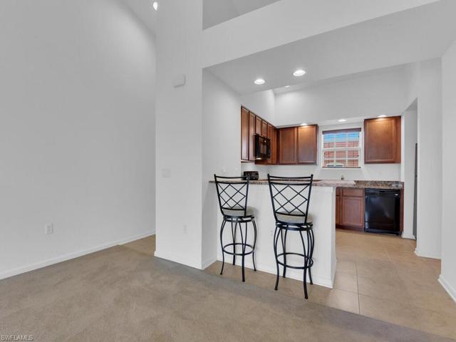 Kitchen w/ Breakfast Bar