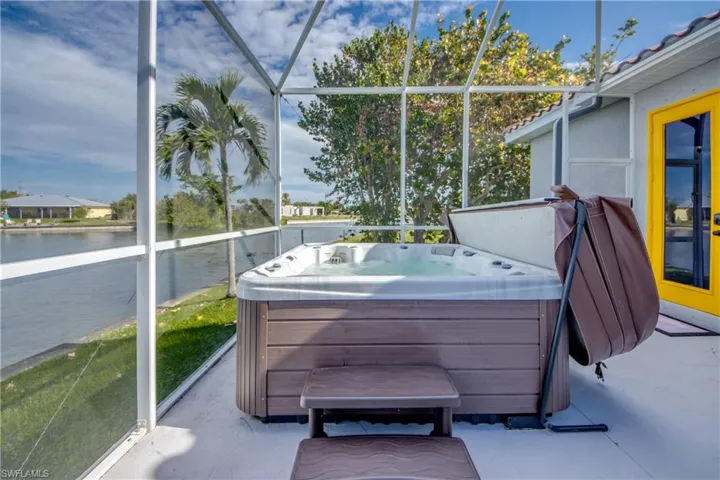 6 person Hot Tub