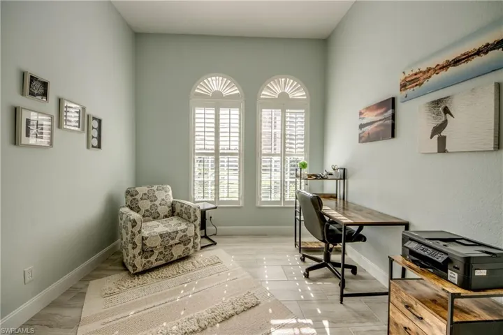 Spacious offce with a comfortable chair, desk