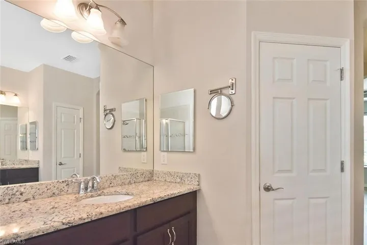 dual sink w/ stand alone vanity