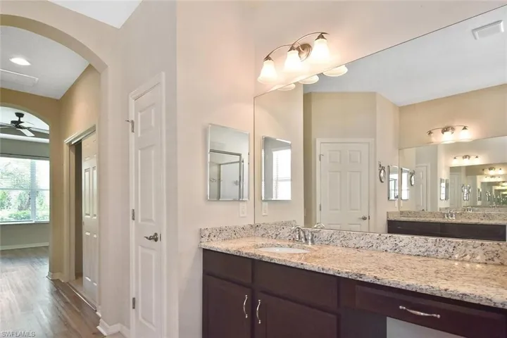 dual sink w/ stand alone vanity