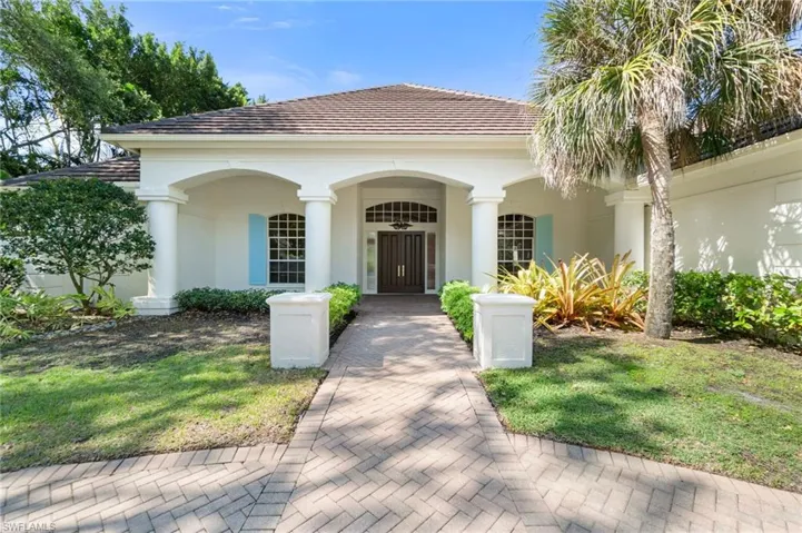 View of front of home featuring a front yard