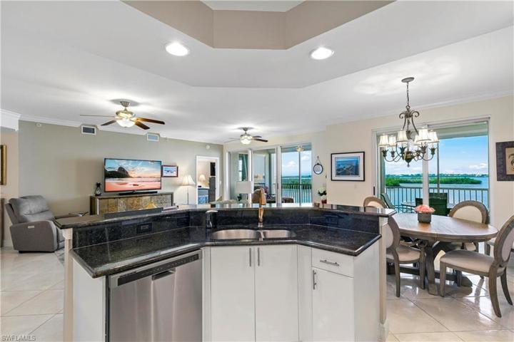 Kitchen with Breakfast Bar