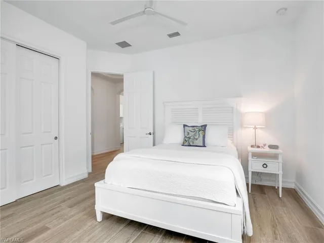 Guest bedroom w/ ensuite bathroom
