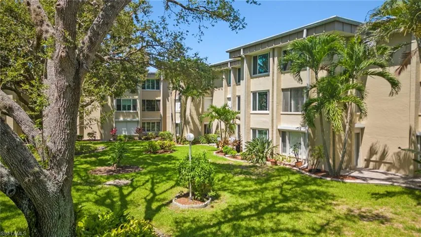 Mature tropical landscaping & green space
