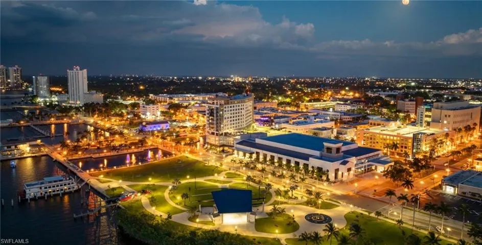Ft Myer's River District 2 mi to art, music events, dining