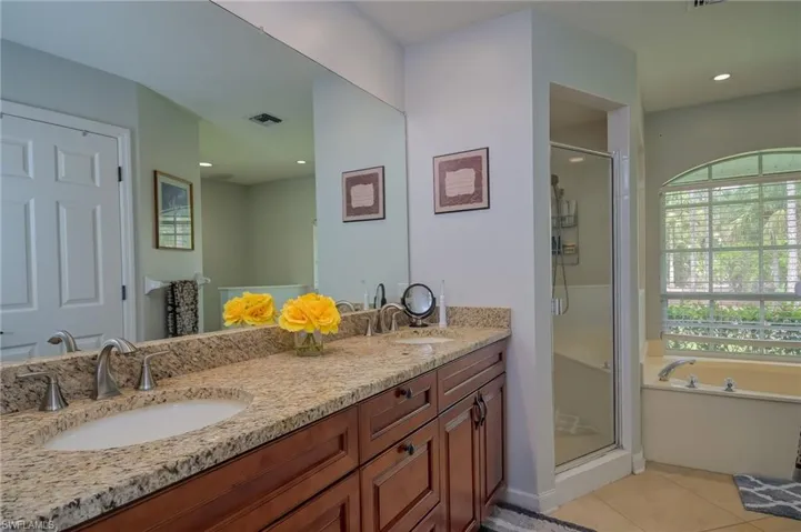 Vanity with double sinks & tub