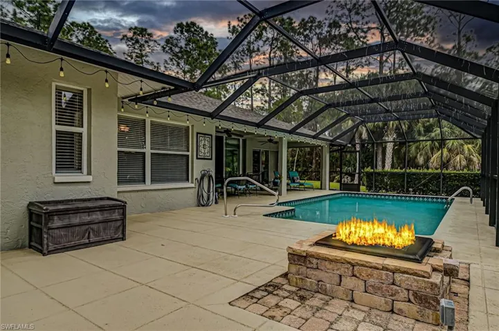 Spacious lanai space around fire pit