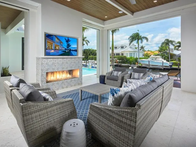 Living room with a fireplace and wooden ceiling