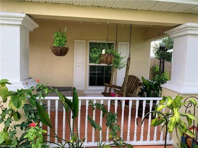 Doorway to property featuring a porch and stucco siding