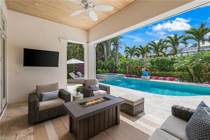 532 Pine Grove Ln, Naples, Florida 34103