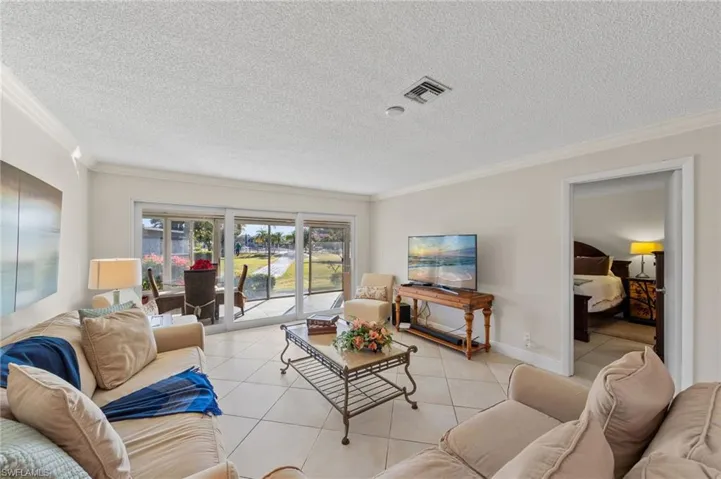 87  Glades  BLVD, Naples, FL 34112