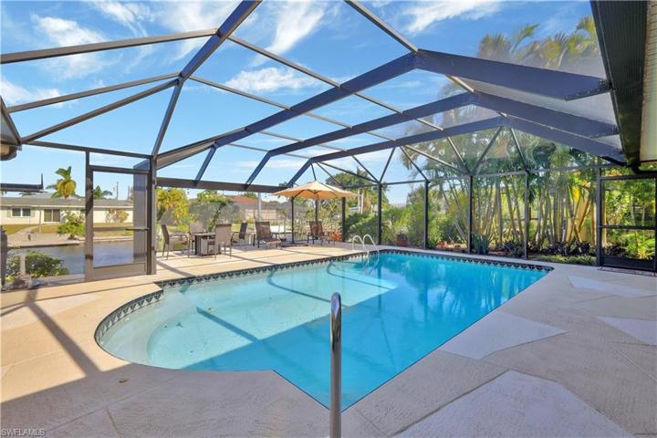 Pool & Sun Deck