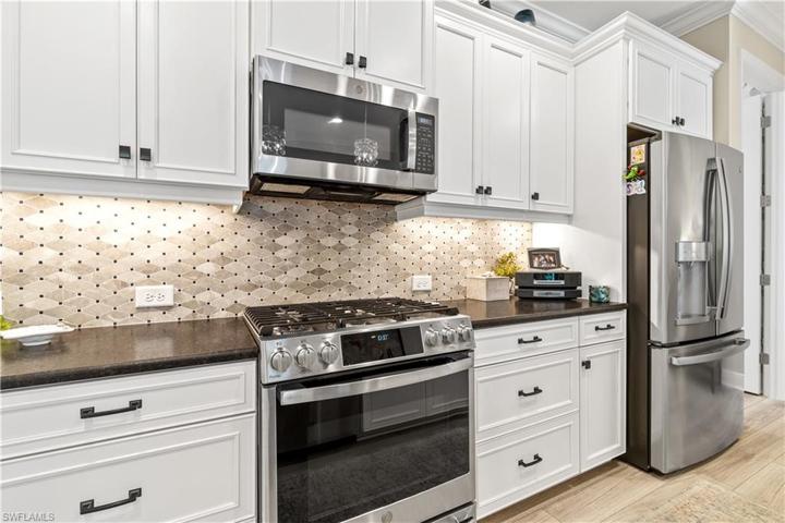 Upgraded stainless steel appliances with gas range