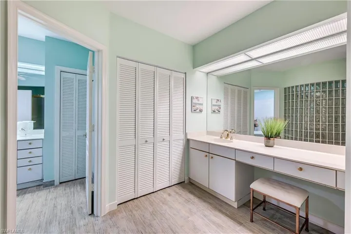 2nd Sink w/makeup & dressing room