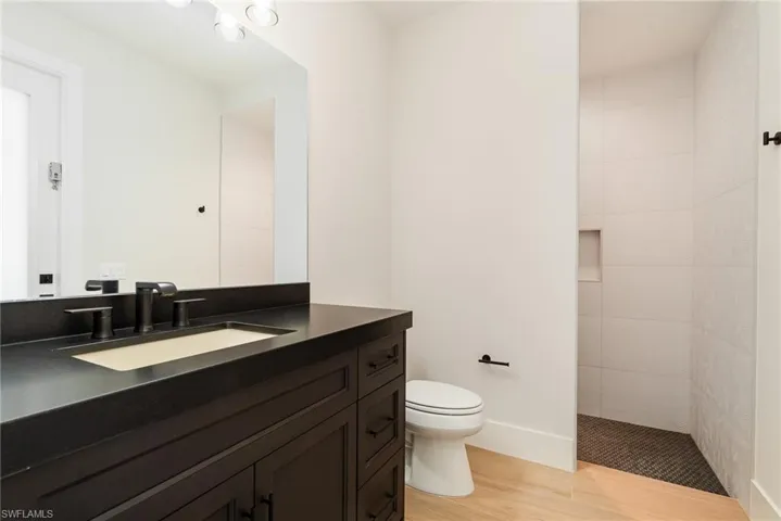 2nd Suite Bathroom/Pool Bath
