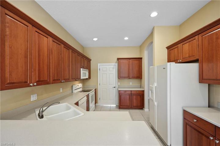16136 Parque LN, NAPLES FL 34110
