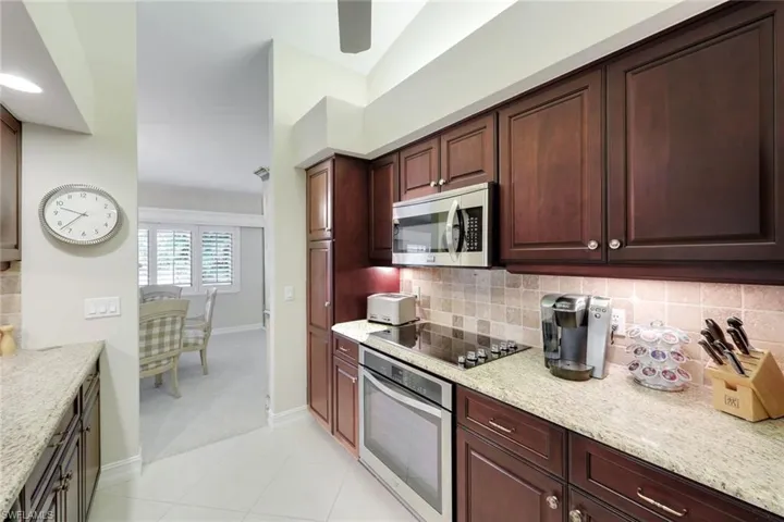 TUMBLED MARBLE BACK SPLASH