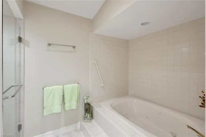 SOAKING TUB