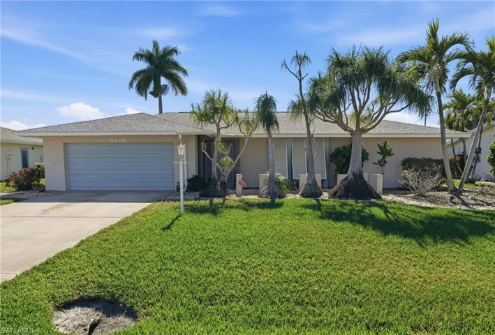 Beautifully landscaped Pool home in SE Cape.