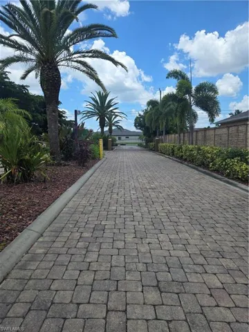 812 Palmetto Pointe Cir, Cape Coral, Florida 33991