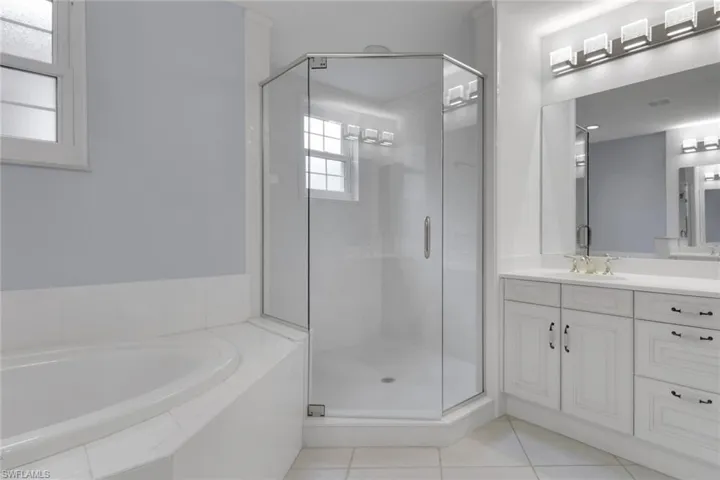 729  Regency Reserve  CIR, Naples, FL 34119