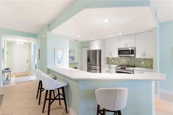 Kitchen with breakfast bar