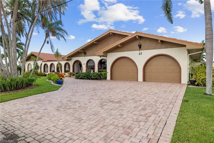 View of front facade featuring a garage and a front yard