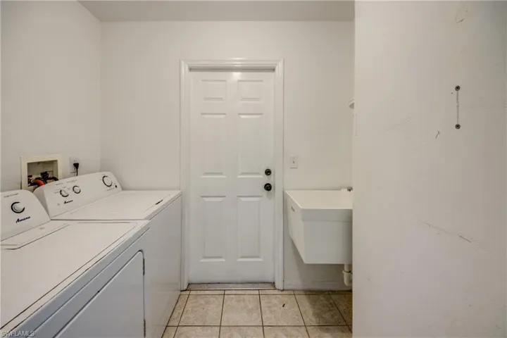 2114 Sw 39 St, Cape Coral, Florida 33914
