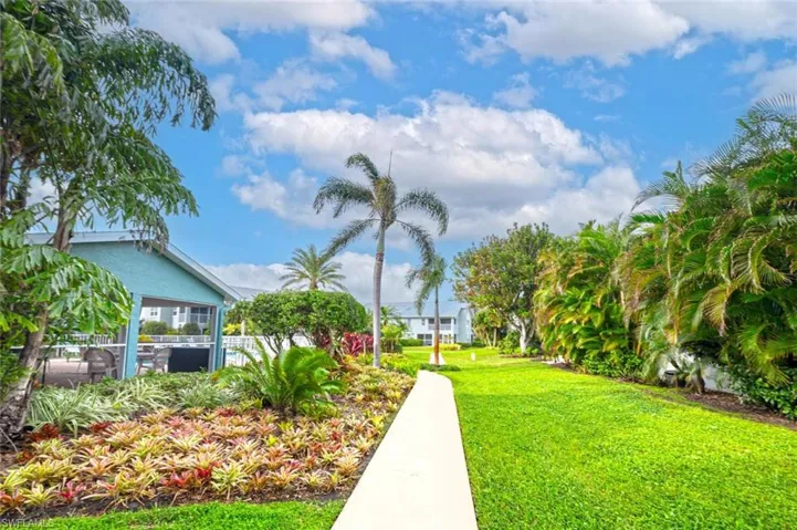 View of home's community